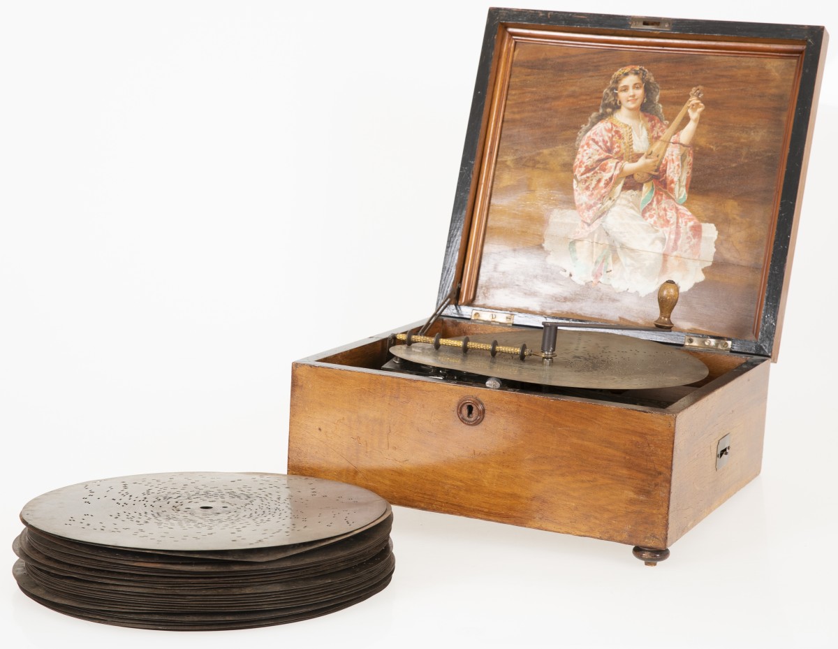 Een Kalliope platenspeeldoos met daarbij enkele speelplaten. Circa 1900.