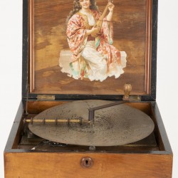 Een Kalliope platenspeeldoos met daarbij enkele speelplaten. Circa 1900.