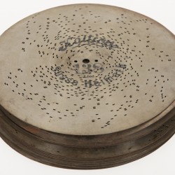 Een Kalliope platenspeeldoos met daarbij enkele speelplaten. Circa 1900.