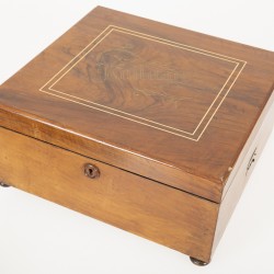 Een Kalliope platenspeeldoos met daarbij enkele speelplaten. Circa 1900.