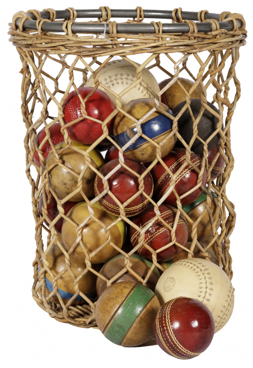 Een lot diverse oude sportballen, waaronder cricket, 20e eeuw.