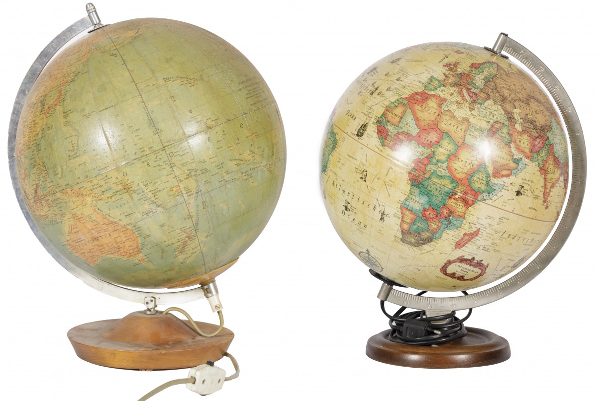 Een set van (2) diverse globes, waaronder Duitsland, 20e eeuw.