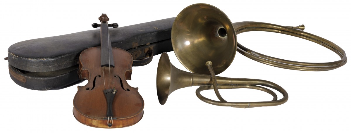 Een lot van (3) muziekinstrumenten, 20e eeuw.