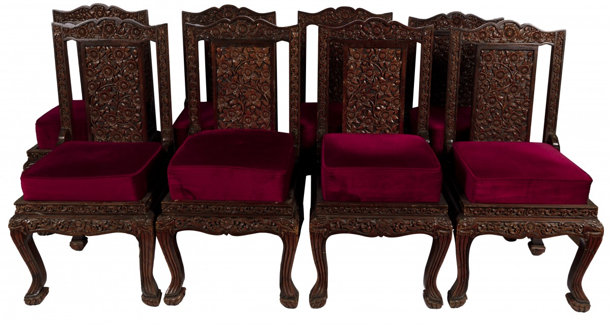 Een set van (8) Balinees snijwerk eetstoelen, Indonesië, 2e helft 20e eeuw.