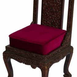 Een set van (8) Balinees snijwerk eetstoelen, Indonesië, 2e helft 20e eeuw.