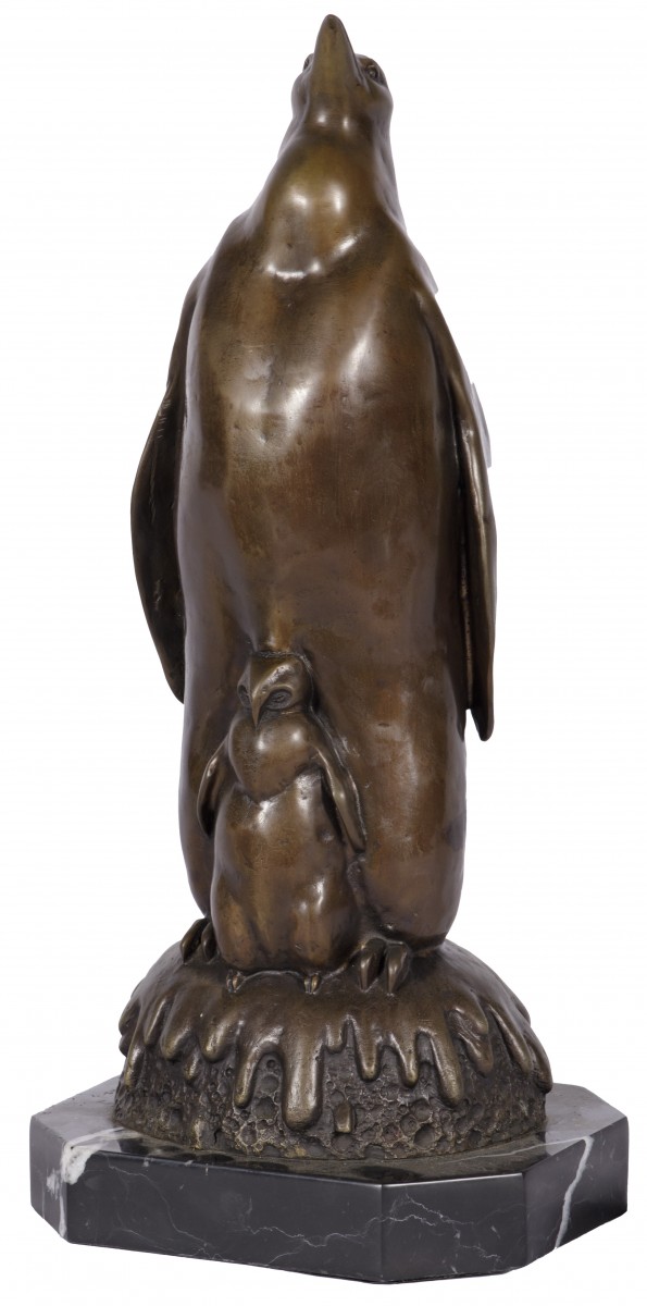 Een bronzen sculptuur van een pinguïn-moeder met kind, 2e helft 20e eeuw.