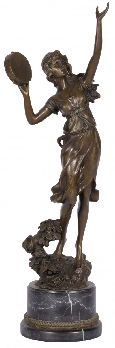 Een bronzen sculptuur van een dansende en musicerende zigeunerin, Frankrijk(?), 20e eeuw.