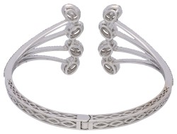 18K witgouden bangle armband bezet met ca. 2.5 ct. diamant