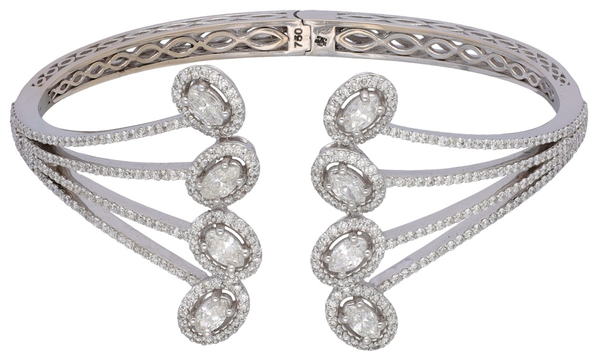 18K witgouden bangle armband bezet met ca. 2.5 ct. diamant