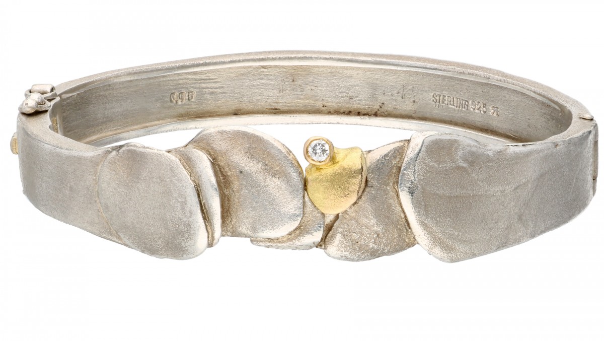 Zilveren gematteerde design bangle armband bezet met ca. 0.05 ct. diamant - 925/1000.