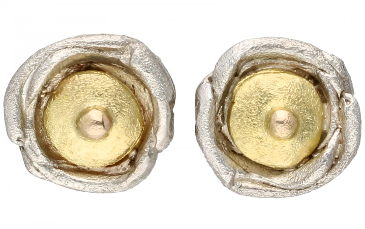 Zilveren gematteerde design oorstekers met een 18 kt. geelgouden middenstuk - 925/1000.