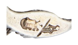 Goud-zilveren antieke broche met diamant