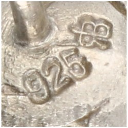 Zilveren gematteerde design oorstekers met een 18 kt. geelgouden middenstuk - 925/1000.