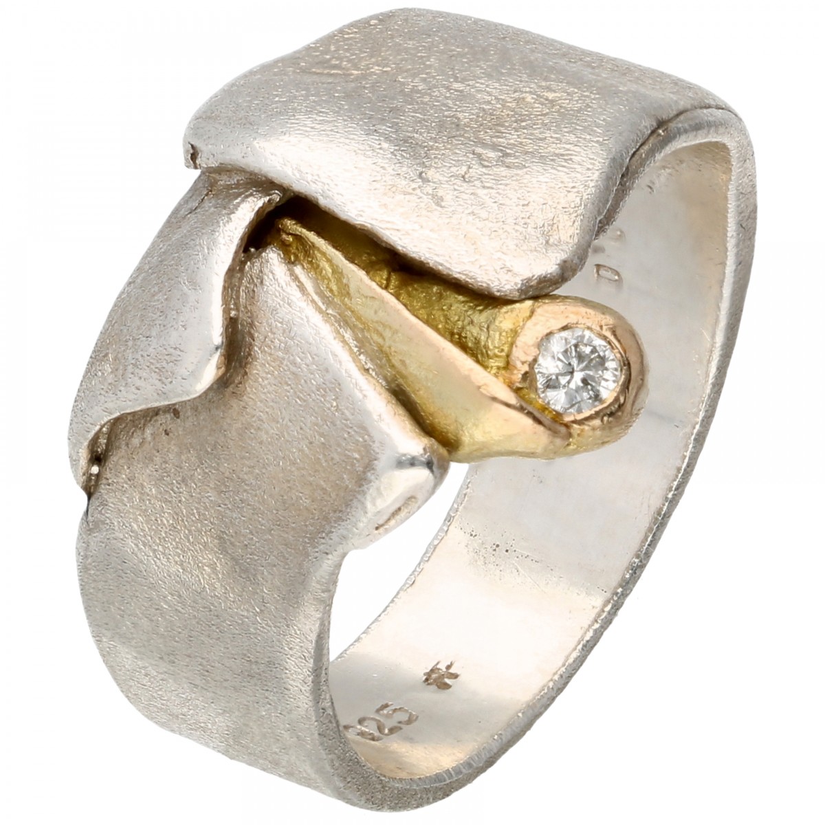 Zilveren gematteerde design ring bezet met ca. 0.05 ct. diamant - 925/1000.