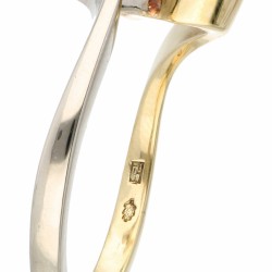 14 kt. Bicolor gouden slagring bezet met ca. 0.17 ct. diamant.