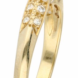 14 kt. Geelgouden shoulder ring bezet met ca. 0.14 ct. diamant.