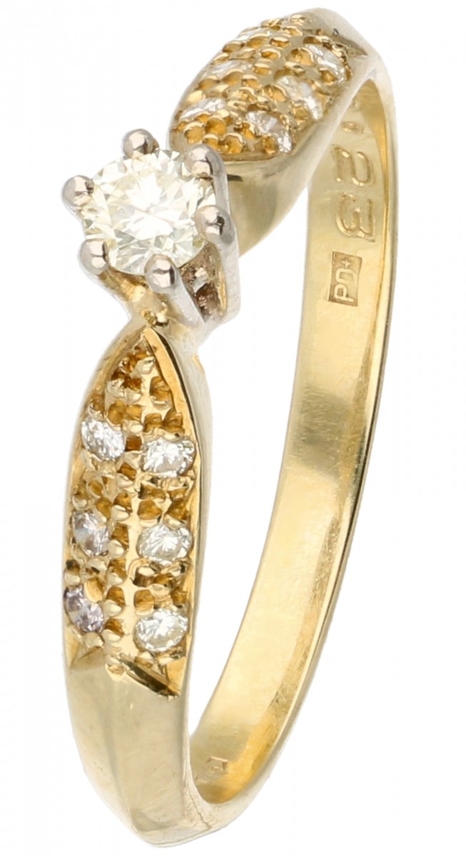 14 kt. Geelgouden shoulder ring bezet met ca. 0.14 ct. diamant.