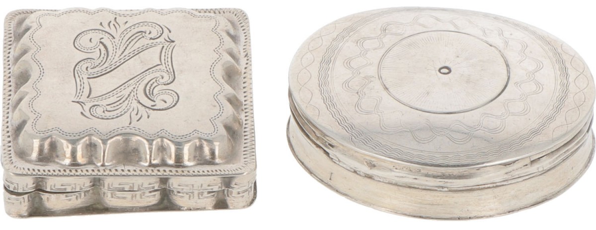 (2) delig lot pillen- / pepermuntdoosjes zilver.