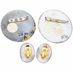 Lot van 2 DT design hand-painted real gold broches en oorclips.