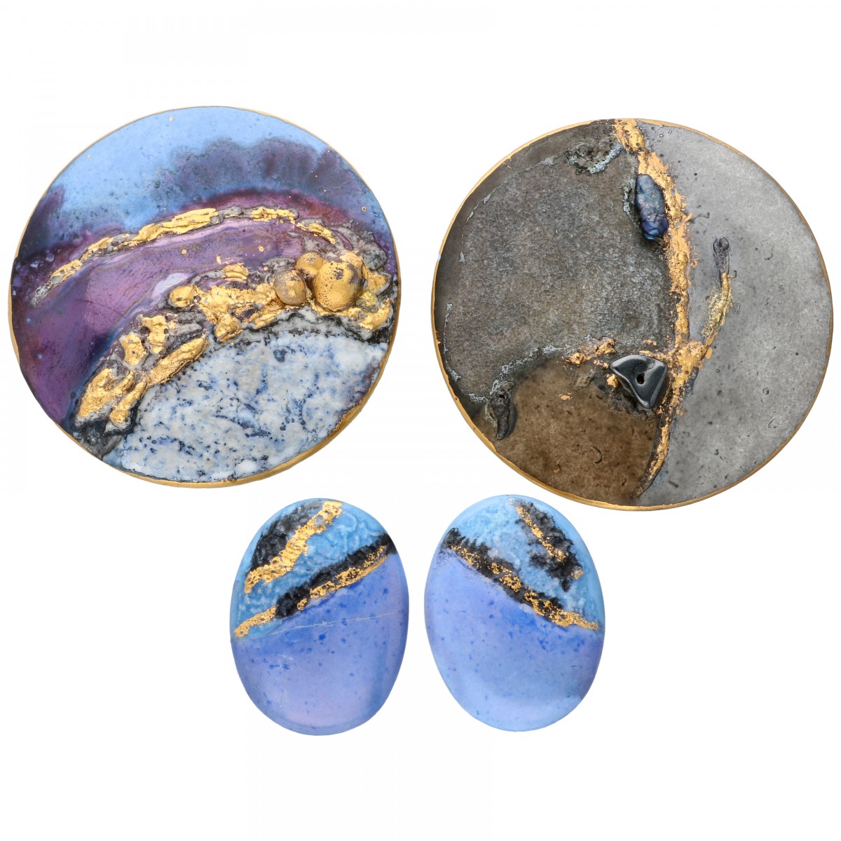 Lot van 2 DT design hand-painted real gold broches en oorclips.