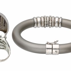 Lot van 2 zilveren cocktail ringen en een Italiaans design rubberen armband - 925/1000.