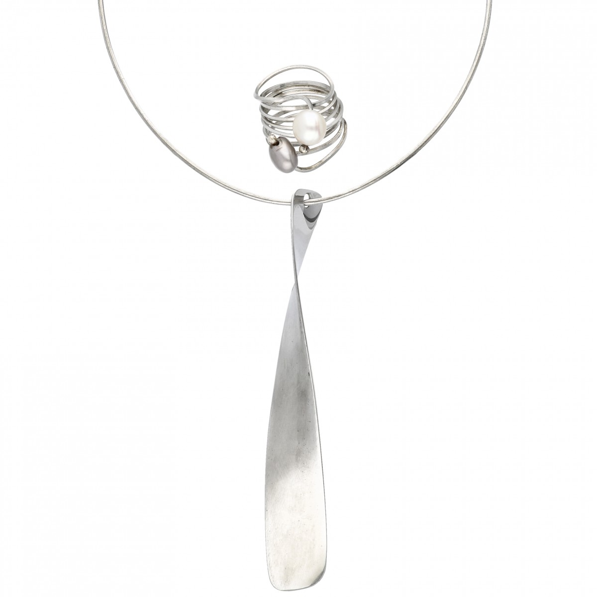 Lot van een Italiaanse design ring en Shiné spang collier met hanger - 925/1000.