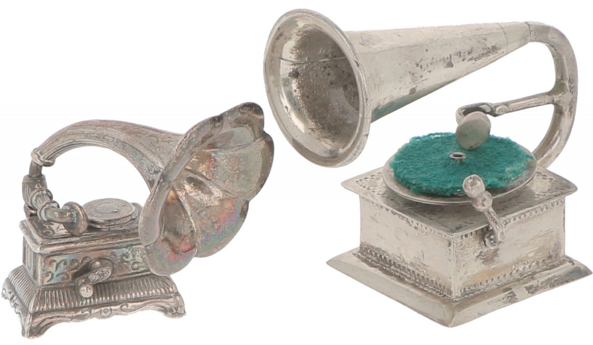 (2) delig lot miniatuur grammofoons zilver.