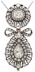 Gouden-zilveren collier met antieke hanger met grote roos geslepen diamanten