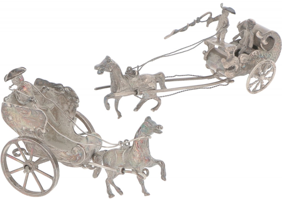 (2) delig lot miniatuur paard en wagen zilver.