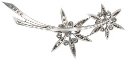 18K witgouden broche bezet met ca. 1.13 ct. diamanten