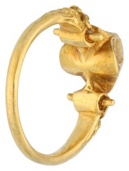 20K geelgouden antieke ring bezet met saffier