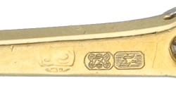 Gouden- platina broche bezet met diamanten en saffier