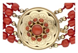Vintage vijf-rijig bloedkoralen collier met een 14 kt. geelgouden sluiting.