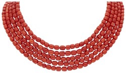 Vintage vijf-rijig bloedkoralen collier met een 14 kt. geelgouden sluiting.