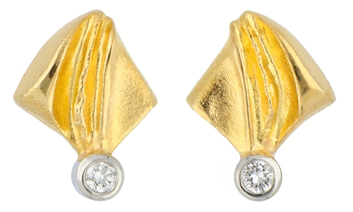 18K Lapponia geelgouden oorbellen bezet met ca. 0.06 ct. diamanten