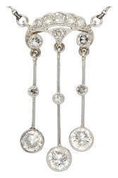 Platina collier met middenstuk bezet met ca. 0.75 ct. diamanten
