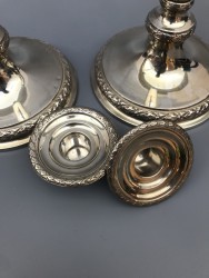 Kandelaars (2), J. Feysen, Brussel ca. 1900, zilver.