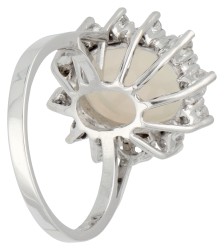 14K witgouden entourage ring bezet met opaal en diamanten
