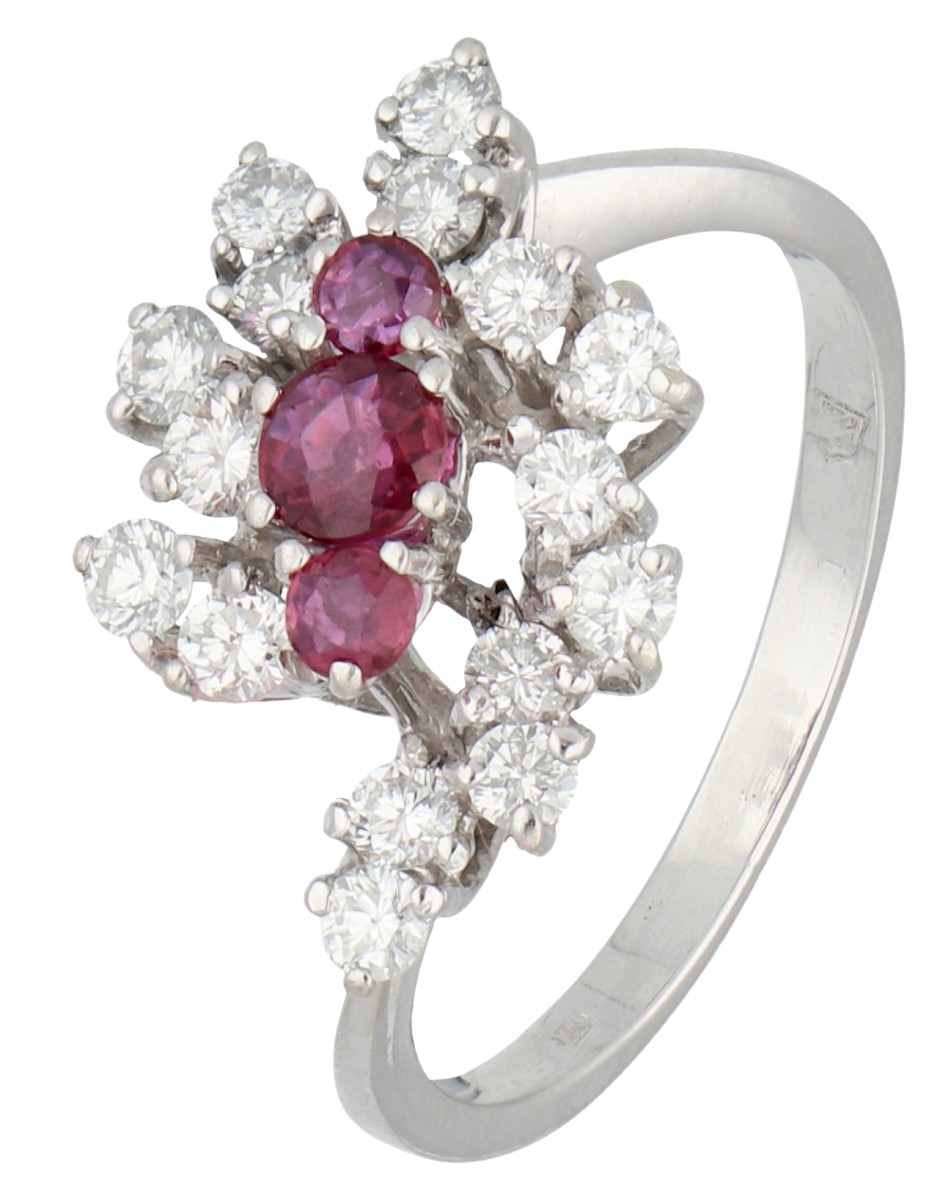 18K Witgouden ring bezet met ca. 0.48 ct. diamant en robijn