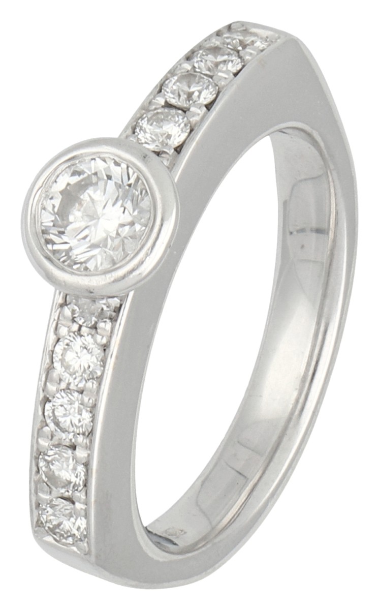 14K witgouden ring bezet met ca. 0.75 ct. diamant
