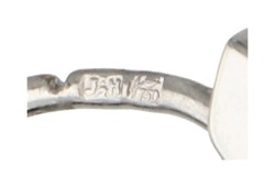 18K witgouden creolen bezet met ca. 0.64 ct. diamant en saffier