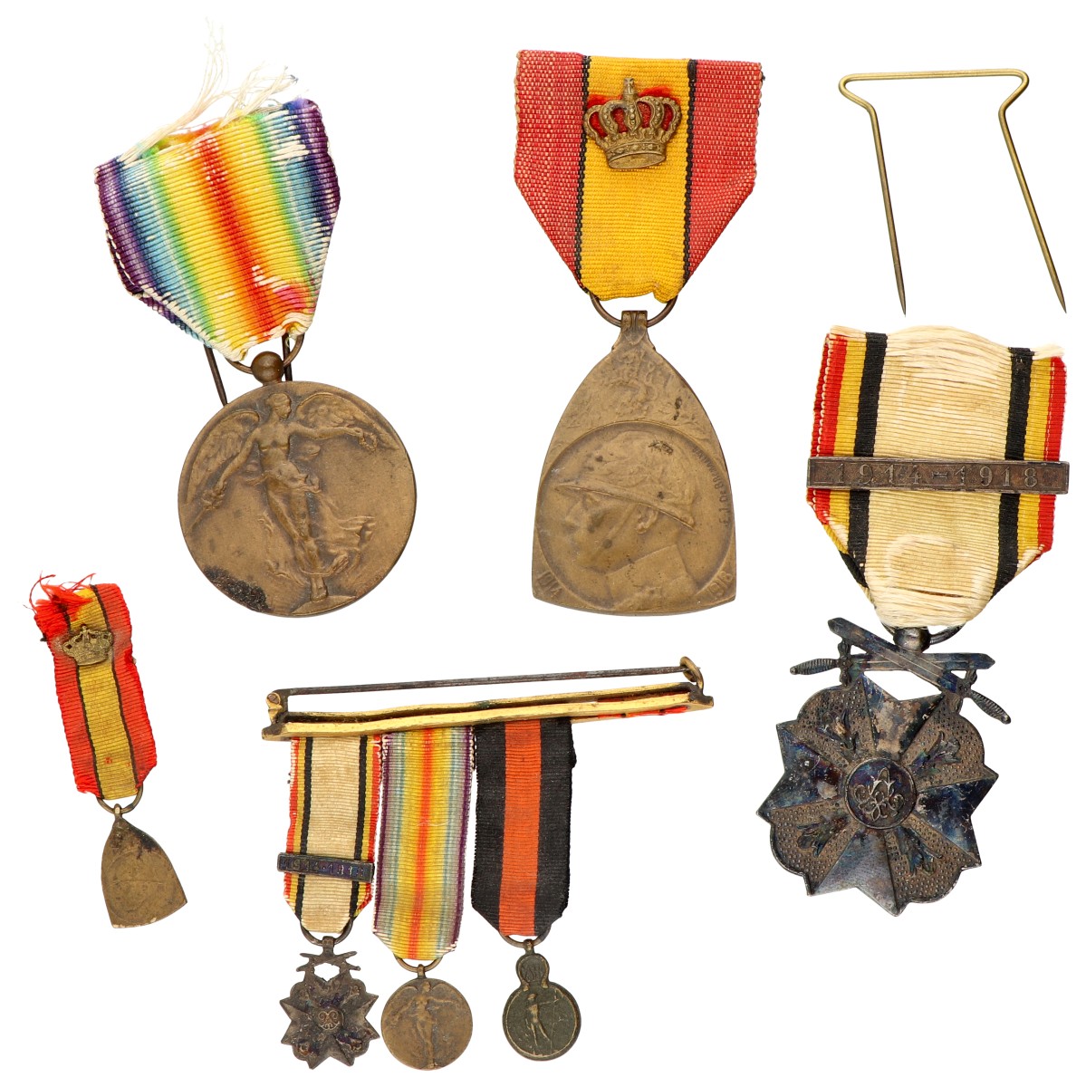 Goudwisselkantoor auction: Belgium. 1914 - 1918. Lot (5) Civic medal for war merit, first class, WWI Victory Interallied Medal & Commemorative medal of WWI with crown - With miniatures on pin