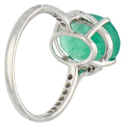 14K witgouden ring bezet met natuurlijke smaragd van 4.62 ct. en diamant, IGI gecertificeerd