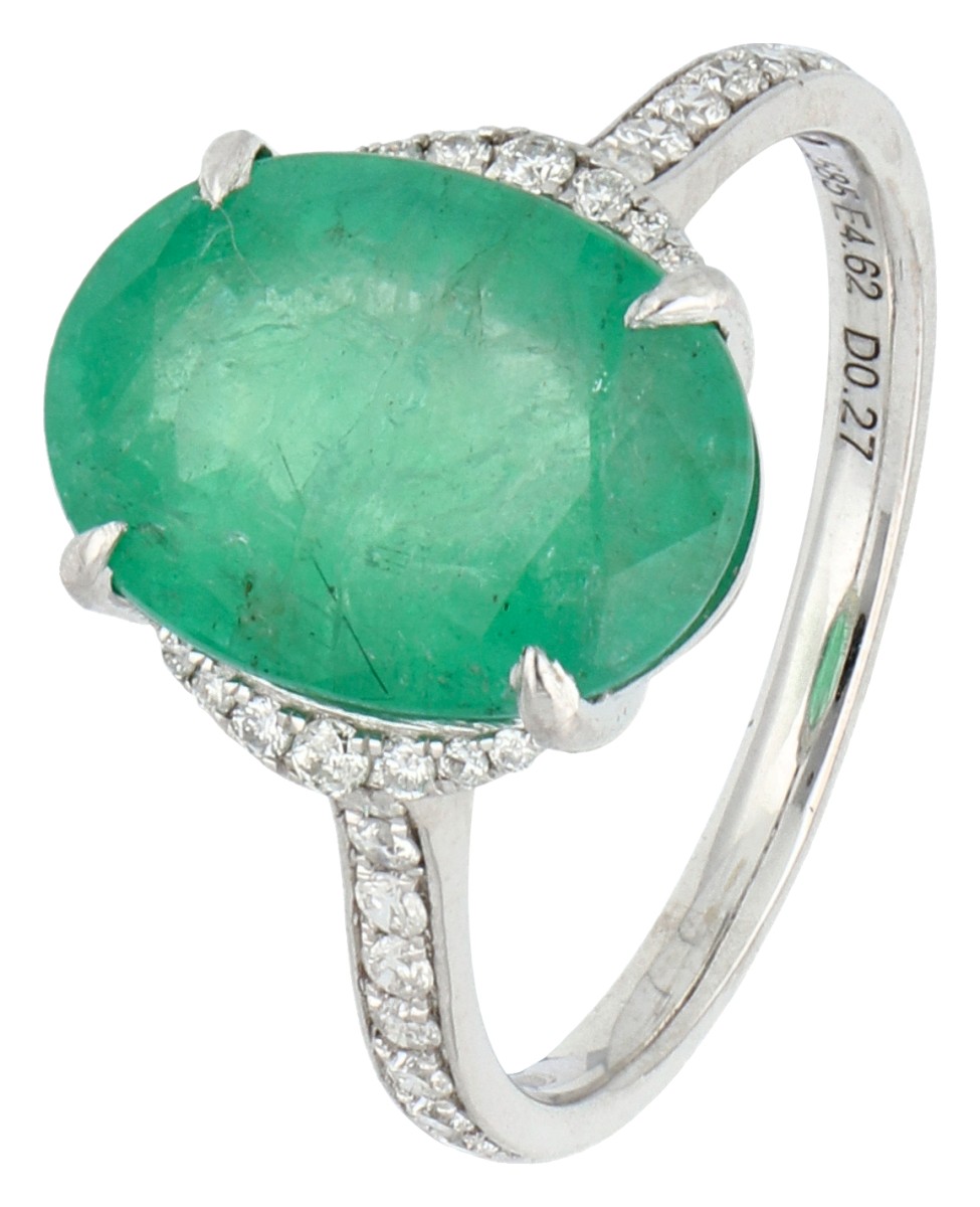 14K witgouden ring bezet met natuurlijke smaragd van 4.62 ct. en diamant, IGI gecertificeerd