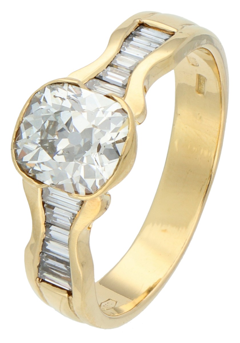 18K geelgouden shoulder ring bezet met 2.05 ct. diamanten, IGI gecertificeerd 