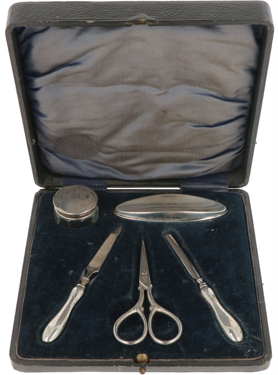 Manicureset in etui zilver.