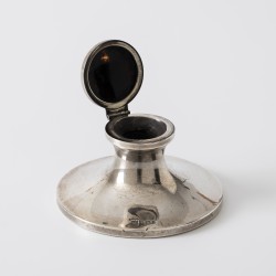 Inktpot en kandelaars (3), Nederland / Verenigd Koninkrijk, 19e / 20e eeuw, zilver