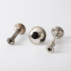 Inktpot en kandelaars (3), Nederland / Verenigd Koninkrijk, 19e / 20e eeuw, zilver