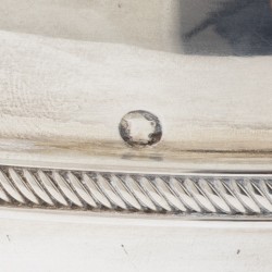 Koektrommel op schotel, J.M. van Kempen & Zonen, Voorschoten 1884, zilver