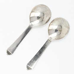 Georg Jensen jam- / marmeladelepels (2), model Pyramid, zilver. Ontworpen door Harald Nielsen (1892-1977) in 1926